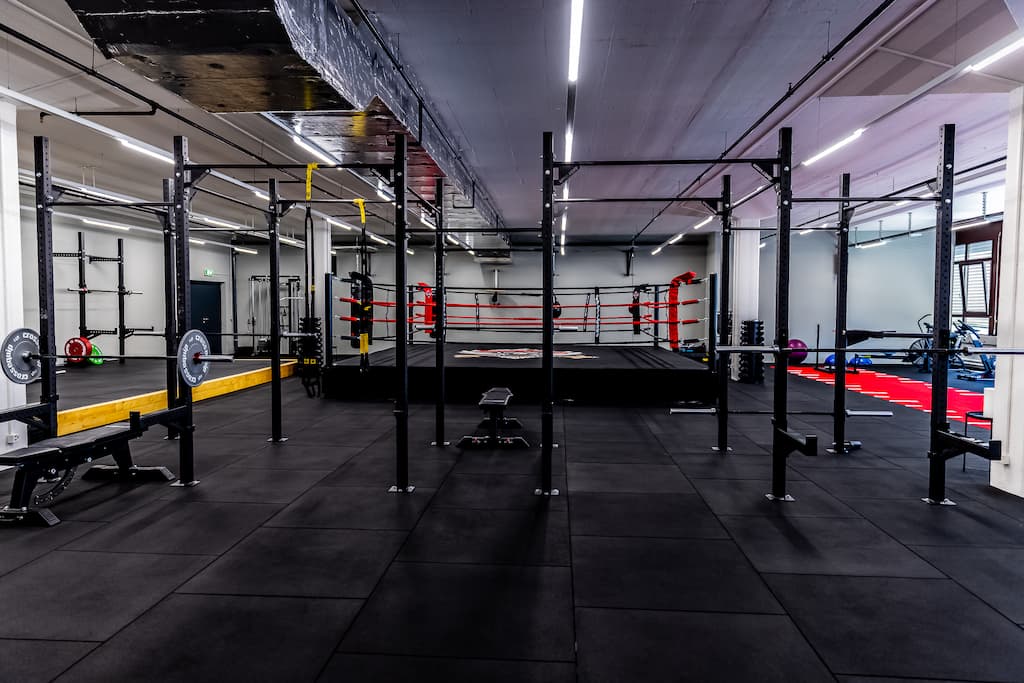 Intérieur du centre sportif privé GymNeva à Meyrin, zone d'entraînement fonctionnel